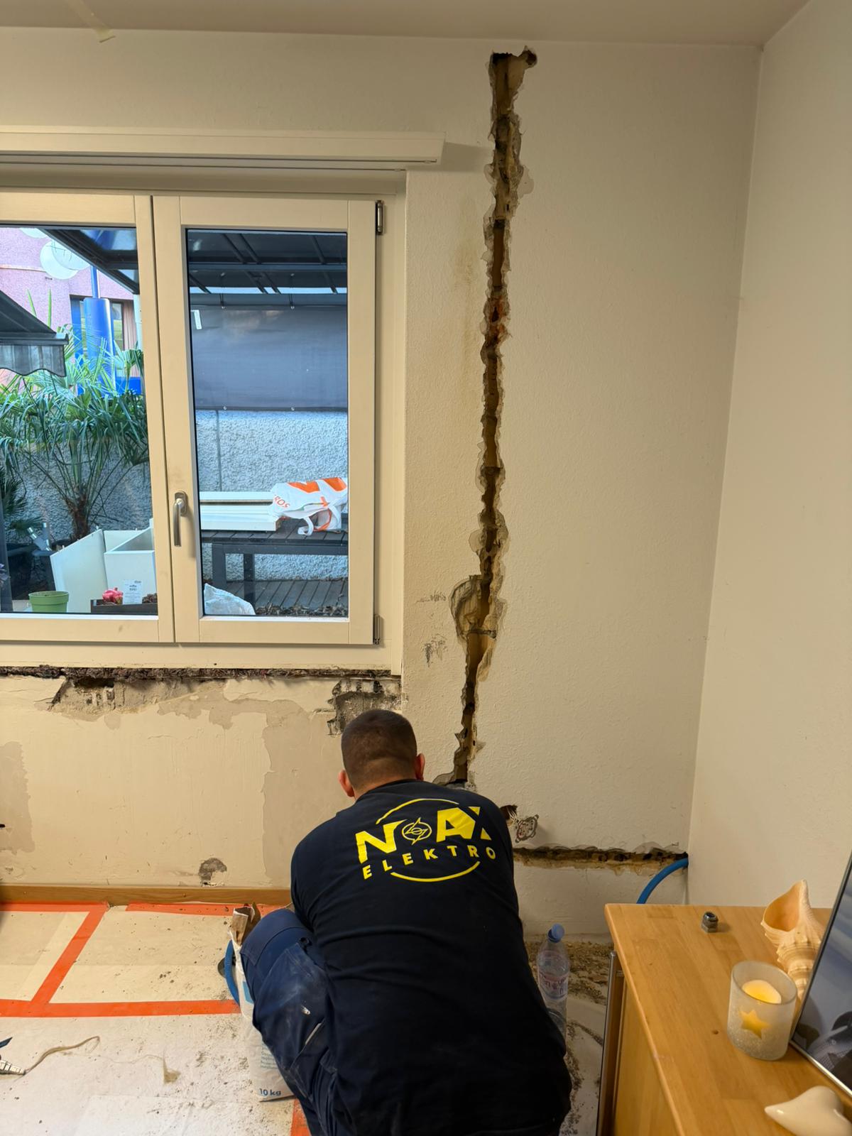 Elektriker bei der Installation eines Verteilerschranks – Noax Elektro